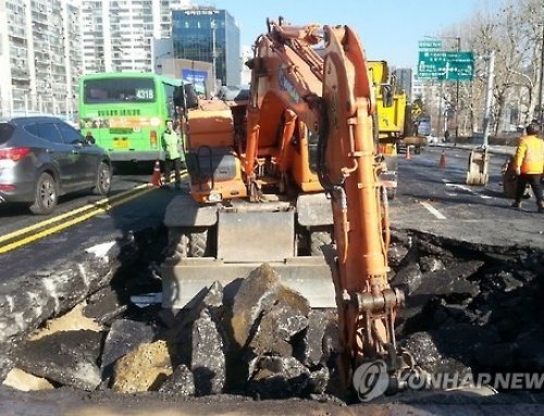 송파구 성내교 인근에 5m 거대 동공… “토목공사 원인 가능성”