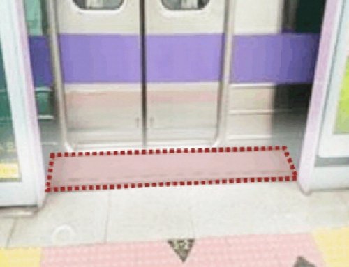 부실한 지하철 안전 발판, 결국 전동차와 충돌